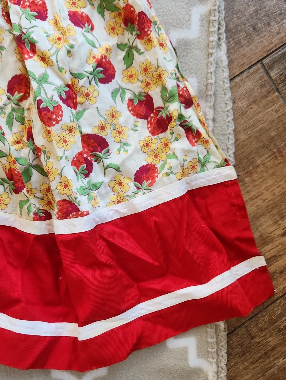 Vintage ' Red & White Strawberry Print Apron - Picture 2 of 6